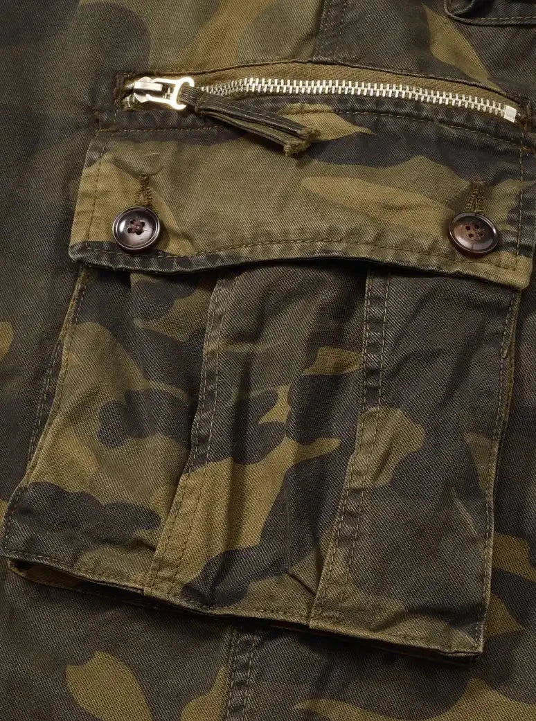 Pantalon cargo militaire camouflage.