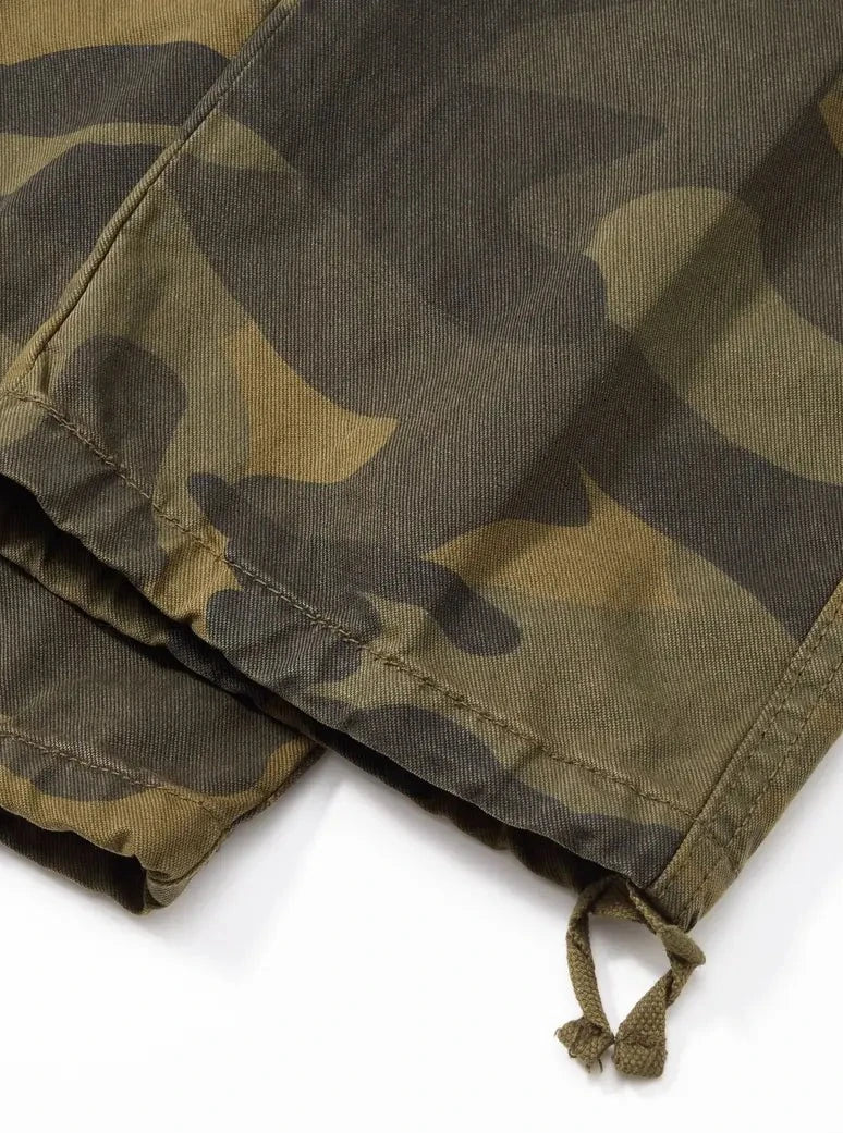 Pantalon cargo militaire camouflage.