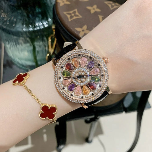 Montre ornée de cristaux multicolores pour femmes.