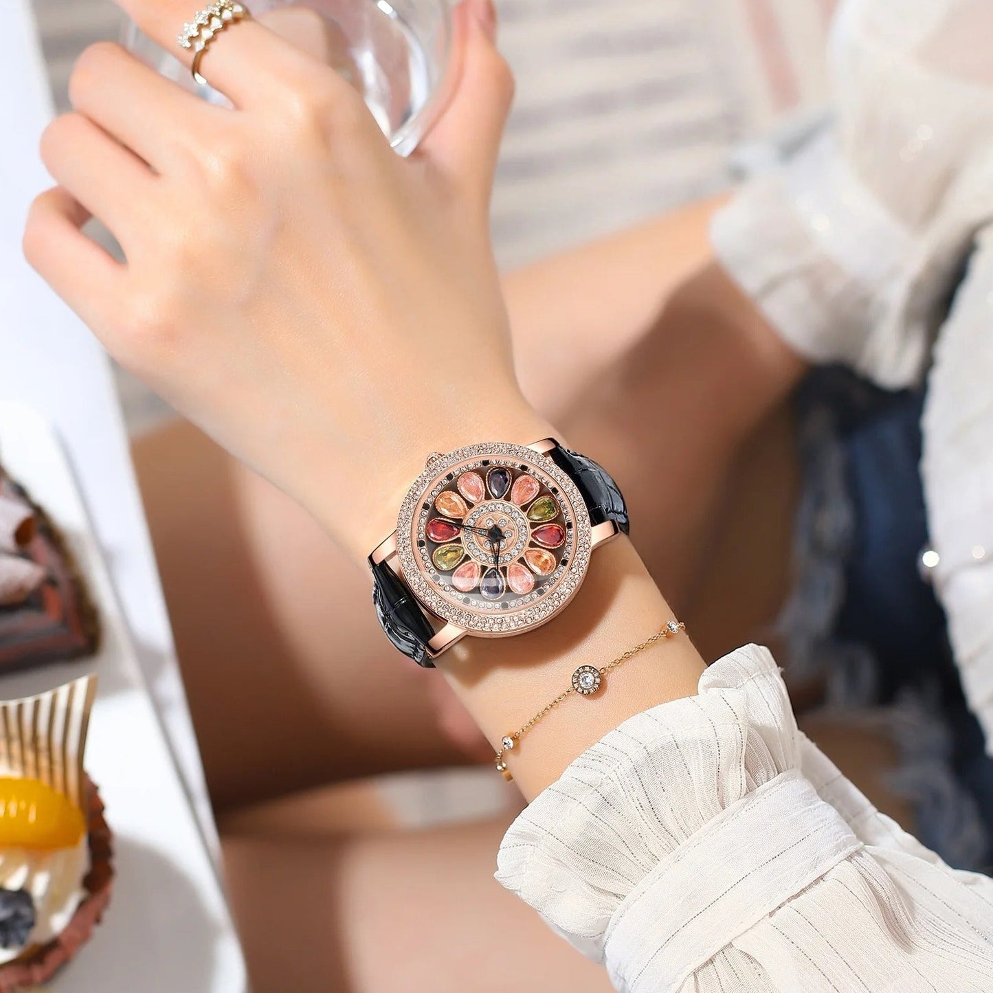 Montre ornée de cristaux multicolores pour femmes.